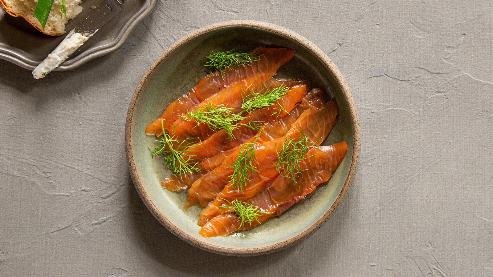 Cured salmon with dill